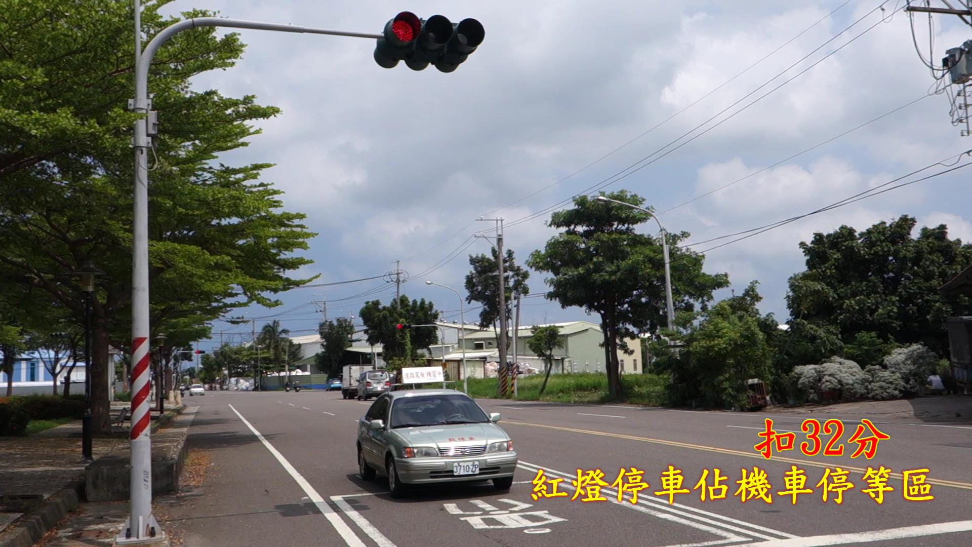 紅燈停車佔機車停等區